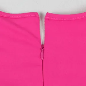 Dettaglio ravvicinato della cerniera invisibile sullo scollo di questa tuta rosa