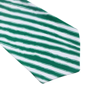 Gros plan détaillé montrant le tissu rayé vert et blanc de cette jupe crayon chic