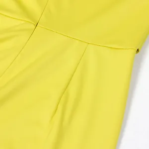 Nahaufnahme der Taillennaht eines leuchtend gelben, ärmellosen Stretch-Jumpsuits