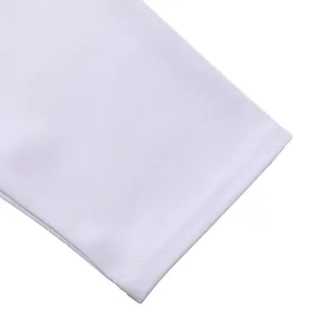 Gros plan détaillé de l'ourlet à double surpiqûre et de la texture du tissu blanc