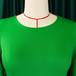 Detailopname van de ronde halslijn van een levendige groene kokerjurk voor dames