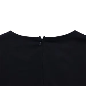 Vue détaillée du dos d'une robe noire élégante avec une fermeture éclair invisible
