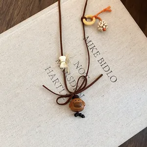 Collar retro de cordón de cuero hecho a mano con colgante de resina y cuentas de madera