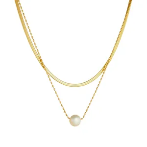 Collier doré double couche avec chaîne serpent plate et pendentif perle naturelle.