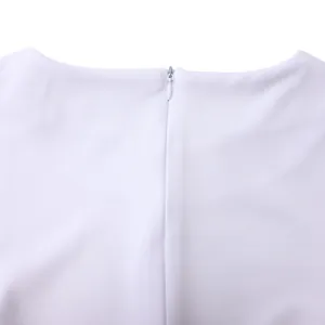 Vue rapprochée d'une robe blanche élégante avec fermeture éclair invisible au dos