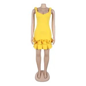 Vista detallada del minivestido ajustado elástico amarillo con un diseño de dobladillo con volantes