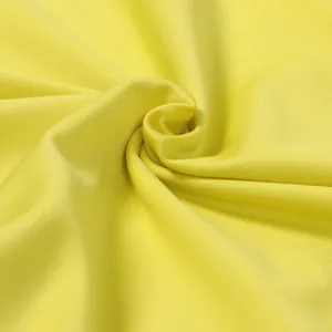Makro-Detailansicht von weichem, gelbem hochelastischem Köperstoff für Jumpsuits
