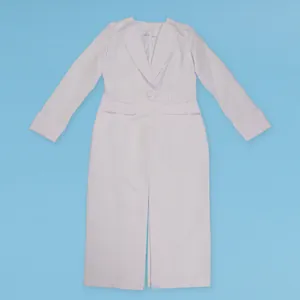 Detailansicht eines weißen langärmeligen Blazer-Kleides mit Revers und einem Taillenknopf