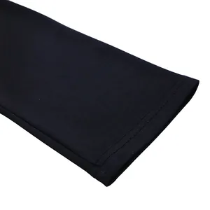 Gros plan sur les coutures soignées et la texture du tissu d'une robe noire ajustée.