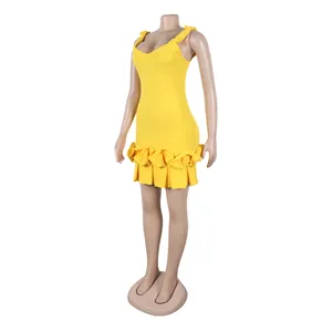 Mini vestido amarillo ajustado con dobladillo de volantes y diseño sin mangas.