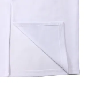 Détail de l'ourlet d'une robe crayon africaine blanche avec fente et surpiqûres