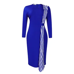 Vue détaillée d'une robe crayon bleu roi à manches longues avec un panneau rayé