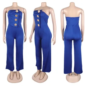 Vorder- Seiten- und Rückansicht eines blauen trägerlosen Jumpsuits mit weitem Bein