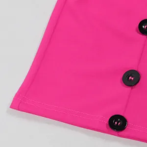 Dettaglio ravvicinato di una tuta rosa acceso con bottoni neri e cuciture rifinite