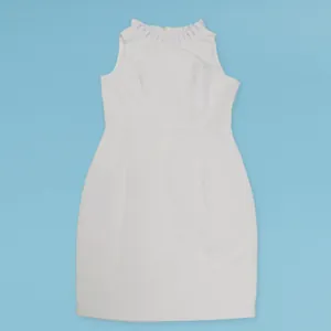 Elegantes weißes ärmelloses Westenkleid mit Rüschenausschnitt und schmaler Taille.