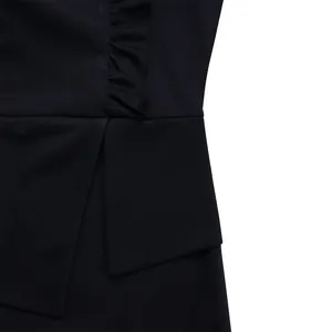 Détail rapproché de la couture à volants et de la taille asymétrique sur robe crayon