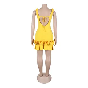 Vista trasera de vestido ajustado amarillo con volantes y espalda abierta lazada