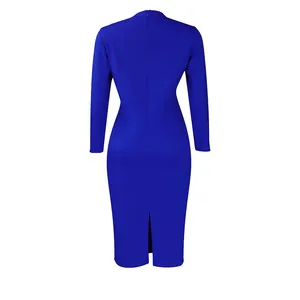 Vue arrière d'une robe crayon élégante bleu roi à manches longues avec fente
