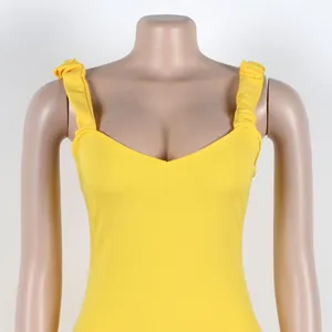 Primer plano del detalle del tirante con volantes de un vestido ajustado amarillo