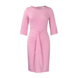 Vooraanzicht van een elegante roze kokerjurk met plooien, elleboogmouwen en een ronde hals