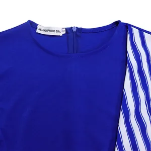 Vue détaillée d'une robe bleue à col rond avec manche rayée et étiquette de marque