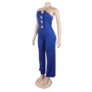 Detailansicht eines königsblauen trägerlosen Jumpsuits mit großen goldenen Zierknöpfen.
