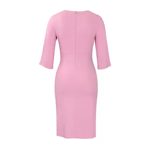 Achteraanzicht van een elegante roze knielange bodycon kokerjurk met 3/4 mouwen