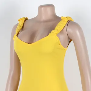 Detalle de un vestido ajustado amarillo elástico con tirantes con volantes y cuello V