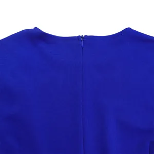 Vue macro détaillée de la fermeture éclair invisible au dos d'une robe crayon bleue élégante