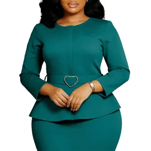 Vue détaillée d'une élégante robe peplum bleu sarcelle avec boucle de ceinture cœur