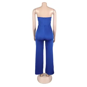 Rückansicht eines königsblauen, trägerlosen Jumpsuits mit weitem Bein auf einer Puppe