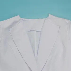 Detailaufnahme eines weißen Damen-Blazers mit klassischem Reverskragen für das Büro