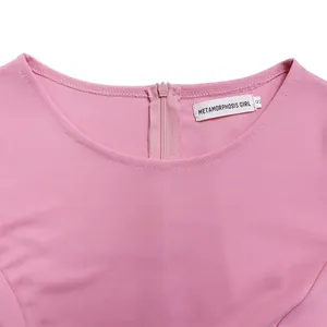 Detailweergave van de halslijn van roze bodyconjurk met merklabel en rits