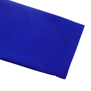 Gros plan sur la manche en tissu bleu et les détails de couture d'une robe crayon grande taille