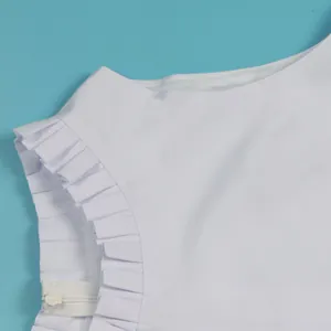 Makroansicht der plissierten Rüschendetails und des Seitenreißverschlusses einer weißen Weste