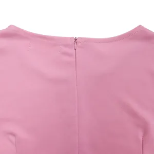 Detail van een roze jurk met de onzichtbare rits en de gladde ronde halslijn afwerking