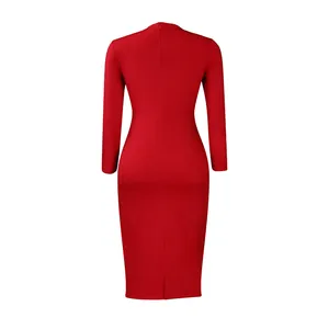 Vue arrière d'une robe crayon rouge élégante et ajustée avec des manches longues