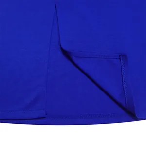 Gros plan de l'ourlet d'une robe crayon bleu roi avec coutures et fente arrière