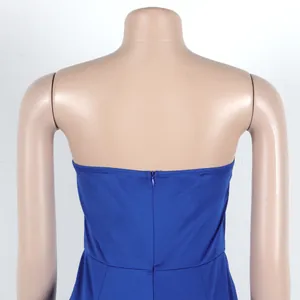Detail eines blauen trägerlosen Overalls mit Rückenreißverschluss