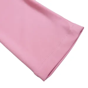 Detailopname van de hoogwaardige stiksels en roze stof van deze stijlvolle kokerjurk