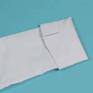 Nahaufnahme der präzisen Nähte an einer weißen Stoffärmelmanschette im Detail