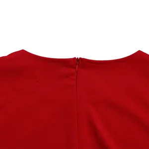 Détail du zip invisible au dos et de l'encolure ronde sur une robe rouge chic