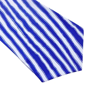 Détail du motif à rayures bleues et blanches sur le tissu d'une robe africaine grande taille.
