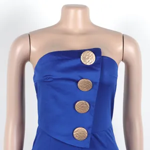 Detail des eleganten königsblauen trägerlosen Jumpsuits mit vier goldenen Knöpfen