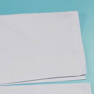 Detailansicht der weißen Stoffnähte eines eleganten zweiteiligen Anzugwesten-Sets