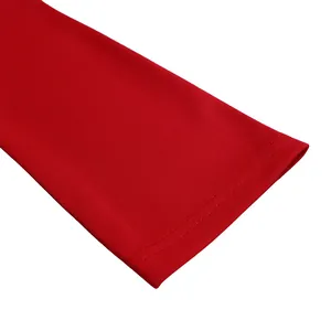 Gros plan d'une manche de robe rouge montrant les détails de la double couture