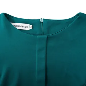 Détail du col rond et de la fermeture éclair sur une robe vert canard