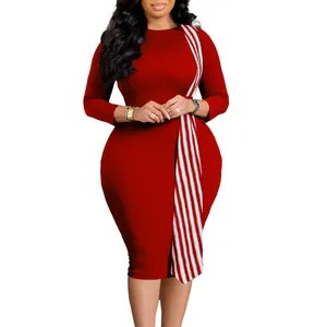 Détail d'une robe crayon rouge moulante avec une écharpe latérale rayée élégante.