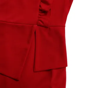 Vue détaillée de la taille à volants sur une robe crayon rouge moulante et élégante