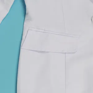 Detailansicht der raffinierten Taschennähte an einer weißen, maßgeschneiderten Weste